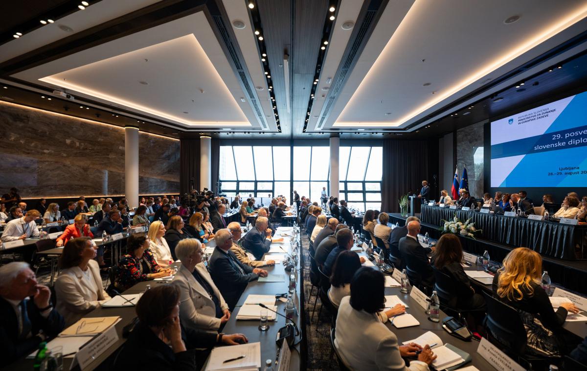 Robert Golob - nagovor diplomatom | Premier je naslovil tudi razmere na Zahodnem Balkanu. "V svoji soseščini imamo nemirno regijo Zahodnega Balkana. Bili smo že aktivni in bomo morali biti še bolj v prihajajočem obdobju, in sicer na način, kako skozi več Evrope pripeljati več stabilnosti na Zahodni Balkan," je dejal. | Foto Boštjan Podlogar/STA
