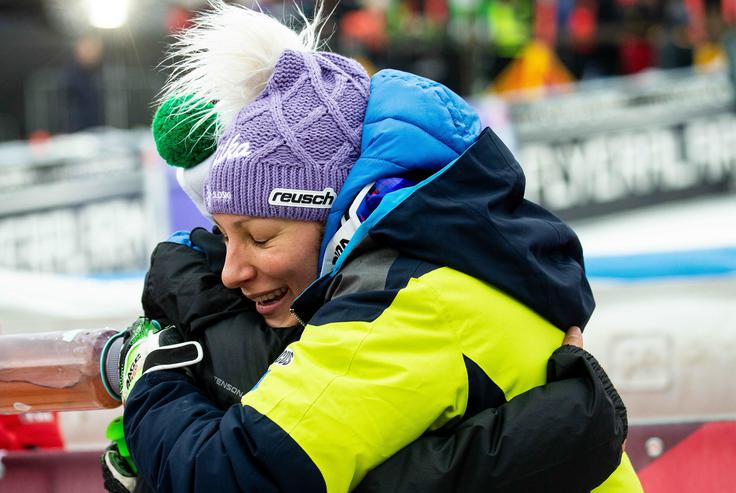 Ilka Štuhec je toplo pozdravila Tino Robnik ob njeni vrnitvi v svetovni pokal. | Foto: Vid Ponikvar