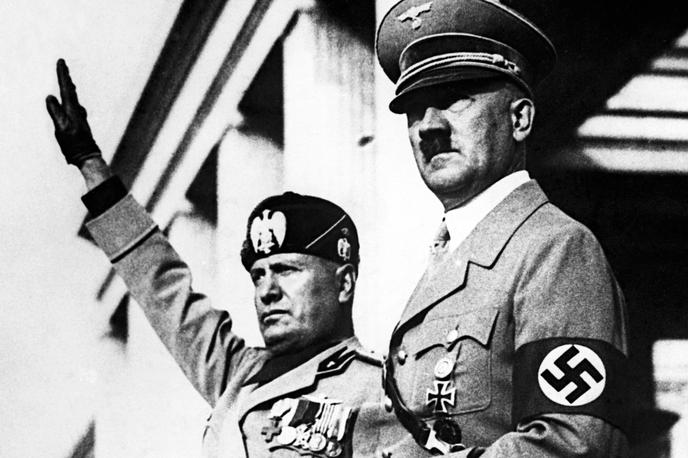 Adolf Hitler in Benito Mussolini | Prva občina, ki je Mussoliniju (na fotografiji levo) še pred koncem druge svetovne vojne preklicala častni naziv, je bil konec aprila 1944 Neapelj, istega leta je sledila Matera, v naslednjih letih pa še številne druge občine. | Foto Guliverimage