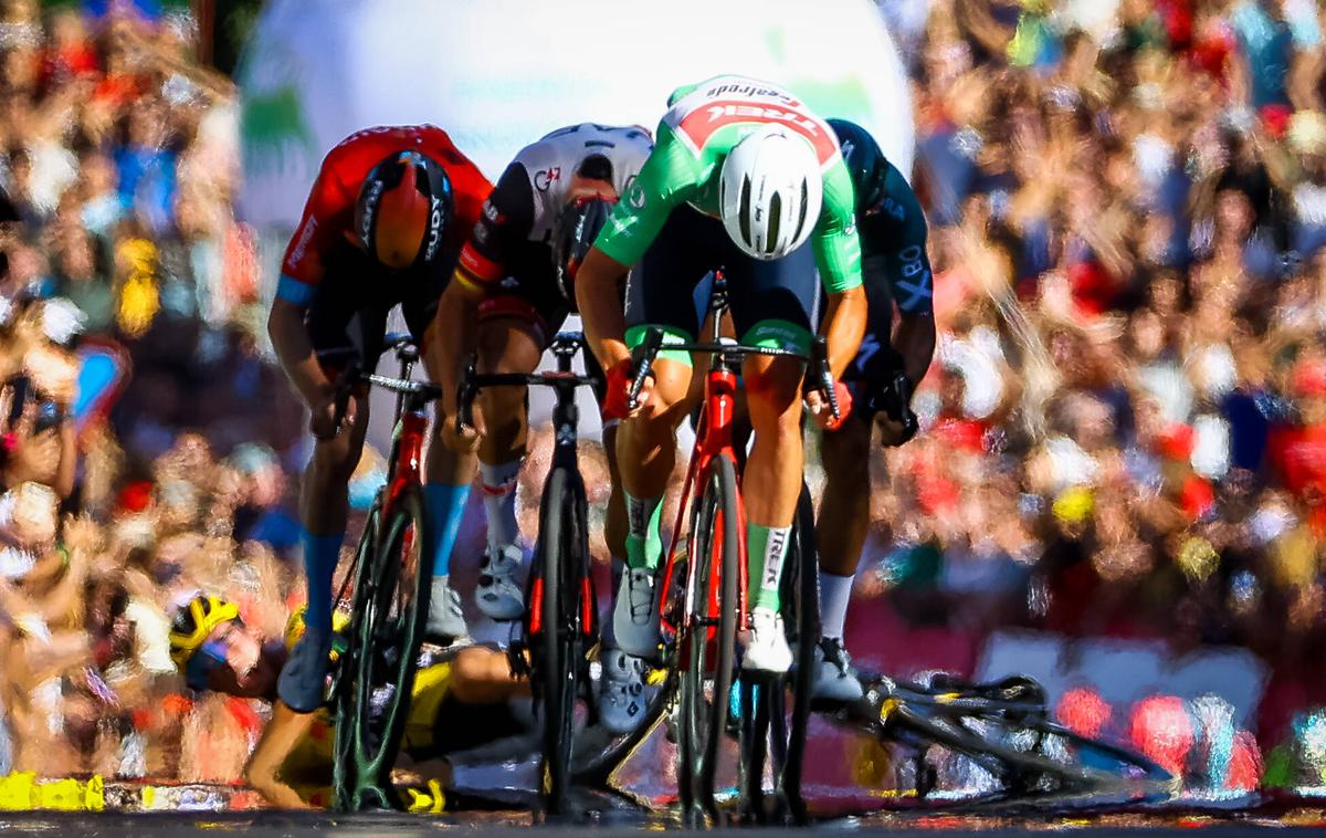 Primož Roglič, Vuelta22 | Primož Roglič je danes grdo padel v ciljnem sprintu. Tega je dobil Danec Mads Pedersen. | Foto Guliverimage