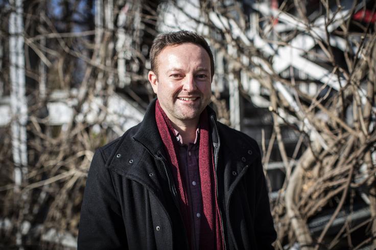 "Veliko uprav večjih podjetij me je povabilo, če jim lahko svetujem. Vendar so vsa srečanja potekala enako. Jaz pravzaprav nisem nič govoril, samo poslušal sem predavanje, kako oni delajo najbolje in kako jaz, veliki strokovnjak iz Googla, pravzaprav ne vem ničesar," izkušnje iz Slovenije našteva Christopher Coomes. | Foto: Bojan Puhek