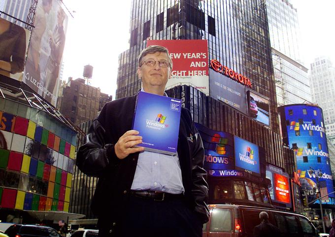 Bill Gates na newyorškem trgu Times Square na dan izida Windows XP. | Foto: Reuters