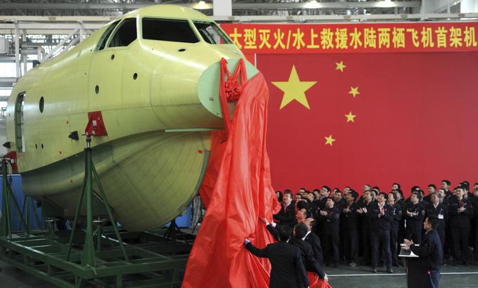 Kitajske zračne sile pa pričakujejo tudi vodno oziroma amfibijsko letalo AG-600. | Foto: Reuters