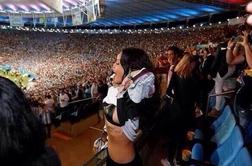 Rihanna dvigovala majico in navijala za Nemce (foto)