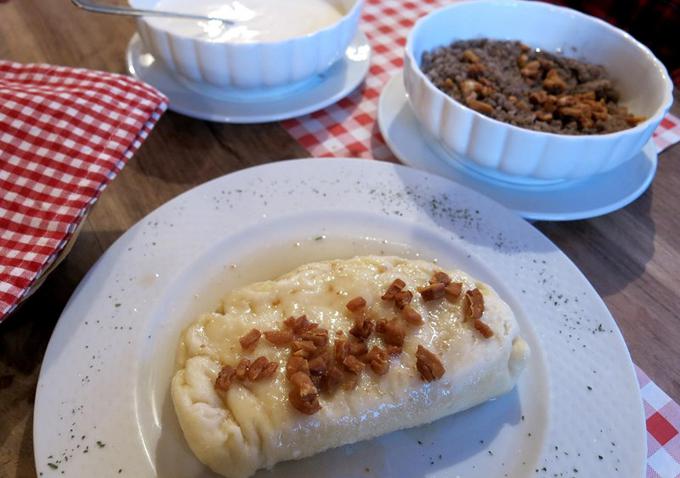 Zmagovalna kombinacija: dovški krap in ajdovi žganci z ocvirki ter kislo mleko. | Foto: Miha First