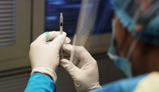 Švedska priporoča četrti odmerek cepiva za starejše od 80 let