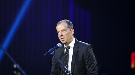 Svečano v Ljubljani: Nika in Domen Prevc prva lastnika posebnih bankovcev