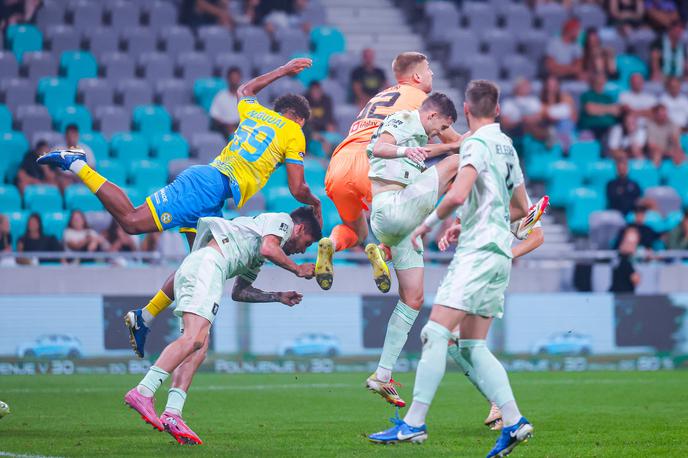 Agustin Doffo NK Olimpija FC Koper | Matevž Dajčar in Isaac Matondo sta v skoku Augustina Doffa "sploščila" med sabo, kot bi bil v sendviču. | Foto Aleš Fevžer