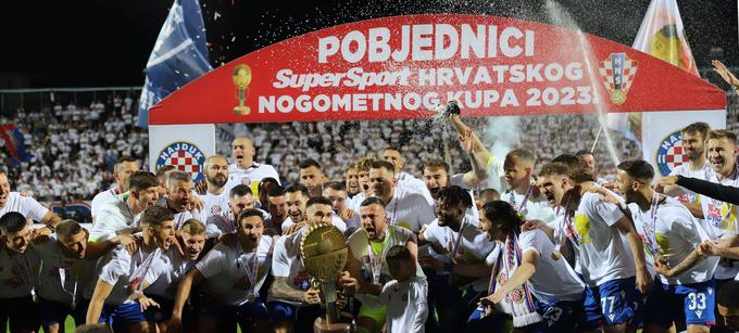 Tako se je Jan Mlakar (drugi z leve spodaj) veselil zadnje lovorike s Hajdukom, ko je leta 2023 osvojil (ubranil) hrvaški pokal. | Foto: Guliverimage