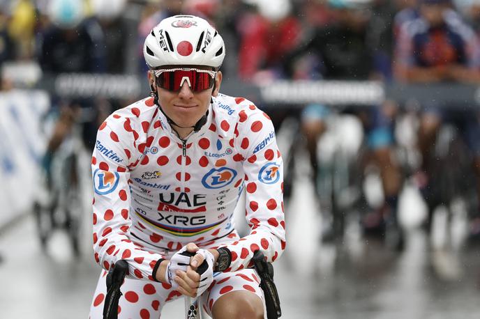 Tadej Pogačar, TDF 2025 | Tadej Pogačar bo moral tudi danes paziti, pa čeprav je na sporedu "le" ravninska etapa. Svetovni prvak danes nosi slavno pikčasto majico. Pa ne le majico. Pikčast je praktično od glave do pet. | Foto Reuters