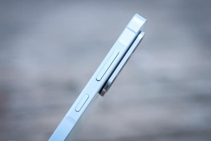 Tipki na desni strani pametnega telefona Samsung Galaxy A56 5G | Foto: Ana Kovač