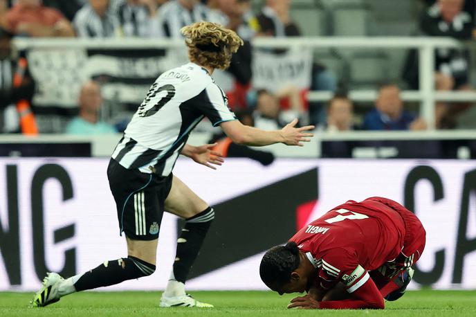 Virgil van Dijk | Anthony Gordon si je za brutalen prekršek nad Virgilom van Dijkom prislužil neposredno izključitev. | Foto Reuters
