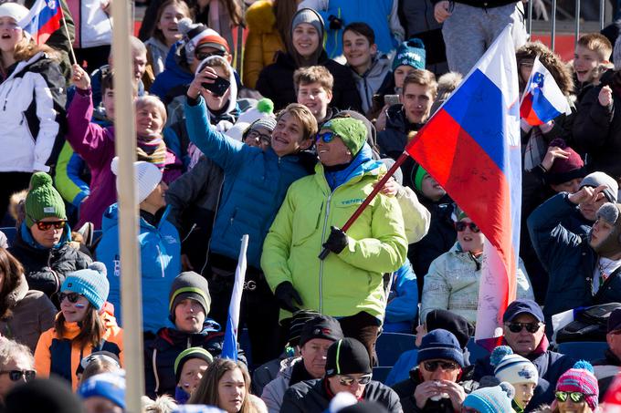 V roki jo je držal tudi predsednik države Borut Pahor, ki je z veseljem ustregel želji mlajših gledalcev po spominski fotografiji, priljubljenem selfieju. | Foto: Urban Urbanc/Sportida