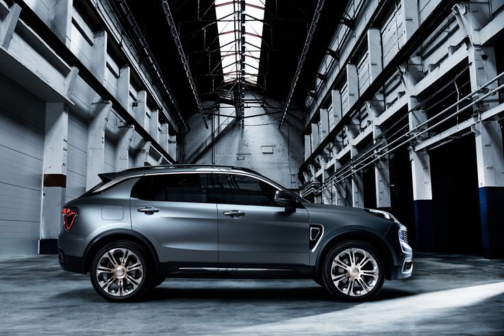 Oblikovno filozofijo znamke je razvil oblikovni studio Geely na Švedskem, ki ga vodi nekdanji prvi mož Volvovih oblikovalcev Peter Horbury. Oblikovalci trdijo, da so naredili obliko z močno osebnostjo, ki naj bi povzemala tako kitajske kot evropske avtomobilske gene. | Foto: Lynk&Co
