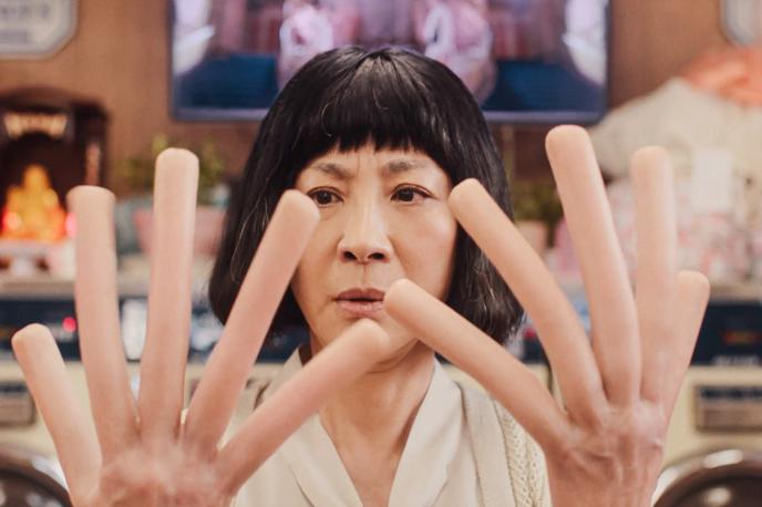 Vse povsod naenkrat | Michelle Yeoh v vlogi, za katero je dobila oskarja za najboljšo glavno igralko. | Foto Profimedia