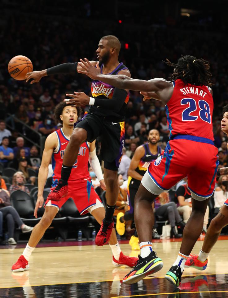 Izkušeni zvezdnik Phoenixa Chris Paul se je vpisal v statistiko z novim dvojnim dvojčkom. | Foto: Reuters