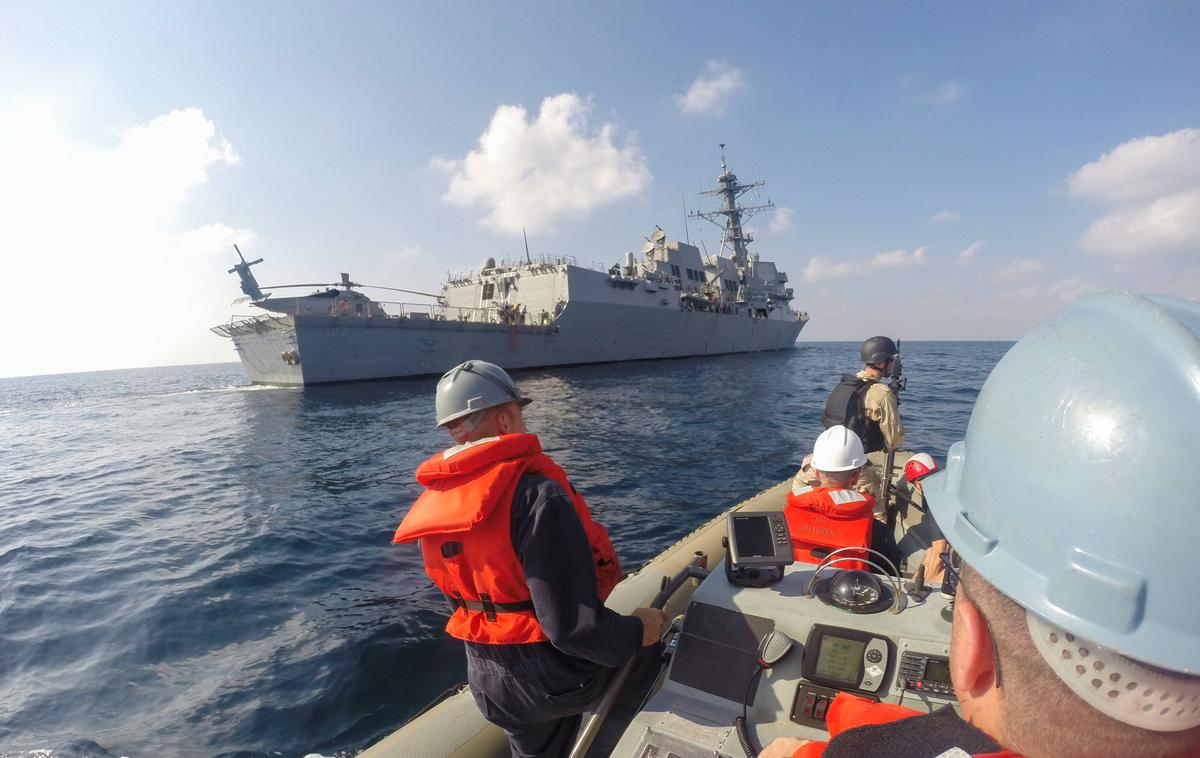 USS Gravely, ameriški rušilec, vojska, ZDA, mornarica | Gre za zadnjega v vrsti incidentov v Rdečem morju, kjer hutiji od novembra napadajo tovorne ladje. Sprva so trdili, da iz solidarnosti s Palestinci v Gazi napadajo le plovila, povezana z Izraelom. Kasneje so za upravičene tarče razglasili tudi ameriške in britanske ladje. | Foto Reuters