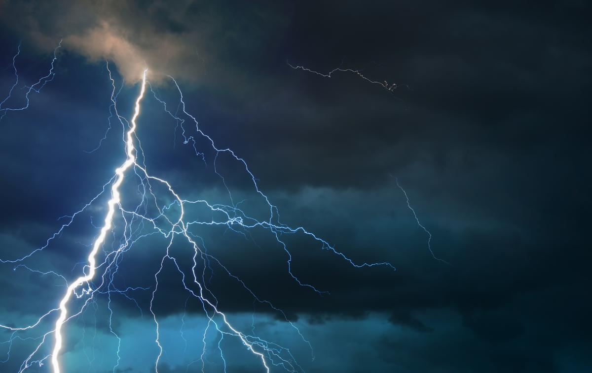 nevihta strela grom | Vremenoslovci poleg padavin napovedujejo tudi nevihte z močnejšimi nalivi. | Foto Thinkstock