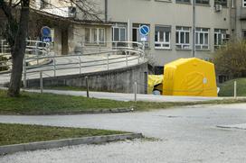 Kontejnerji pred UKC Ljubljana