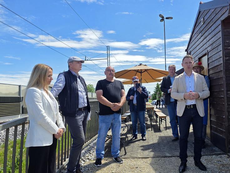 Župan Občine Ormož Danijel Vrbnjak (na fotografiji desno) je med drugim izpostavil bogato turistično-rekreativno ponudbo občine in spomnil, da je Čebelarska zveza Slovenije leta 2020 Občini Ormož podelila naziv čebelam najprijaznejša občina. Na fotografiji še z leve proti desni: Tanja Rotovnik iz Slovenskih železnic ter Franc Zemljič in Janko Korpar iz Društva za ohranjanje dediščine Prleški železničar. | Foto: Srdjan Cvjetović