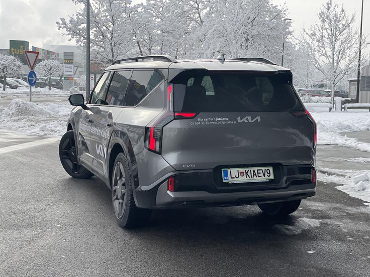 Kia EV9 bo na voljo s pogonom na zadnji ali na vsa štiri kolesa. Pri pogonu zadaj bo sistemska moč 149 kilovatov. Najvišja hitrost bo 185 oziroma 200 kilometrov na uro. Kljub velikemu avtomobilu bo pospešek do sto kilometrov na uro znašal tudi le 5,3 sekunde pri zmogljivejši različici. | Foto: Gregor Pavšič