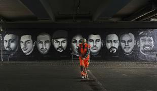 Grozljivo: s krvjo porisali avtomobile, tudi s svastikami