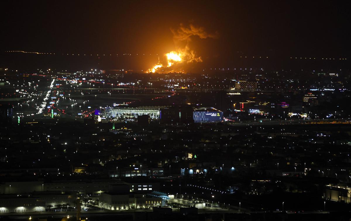Džeda eksplozija F1 | Ogenj in dim po raketnem napadu na rafinerijo v bližini dirkališča. | Foto Guliver Image