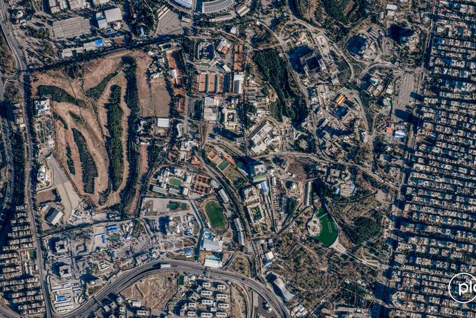 Obsežna evakuacija v Katarju, odmevajo eksplozije. Iran zagrozil: Ciljali bomo jedrsko elektrarno.