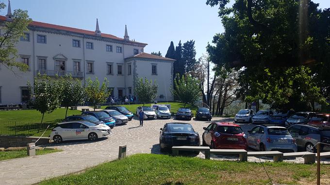 Postanek udeležencev pred vilo Vipovže v Brdih. | Foto: Gregor Pavšič