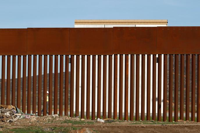 Trumpov zid | Trumpovo ministrstvo za domovinsko varnost je leta 2017 naredilo načrt obnove ali gradnje ograje na meji z Mehiko v dolžini 1.162 kilometrov po skupni ceni 18 milijard dolarjev. Do zdaj so zgradili oziroma gradijo 179 kilometrov ograje. | Foto Reuters