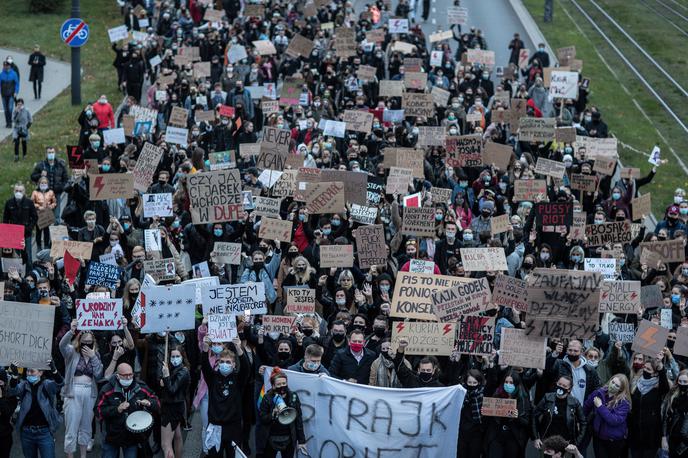 Protesti na Poljskem | Na Poljskem so že šesti dan zapored potekali protesti proti omejevanju pravice do splava. | Foto Reuters