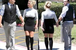 Britney k maši v kratki obleki in visokih škornjih