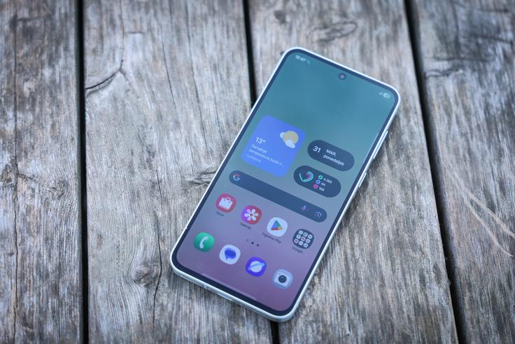 Pametni telefon Samsung Galaxy A56 5G premierno in za zdaj tudi ekskluzivno poganja Samsungov procesor Exynos 1580, ki bi ga uvrstili v višji srednji razred procesorjev.  | Foto: Ana Kovač