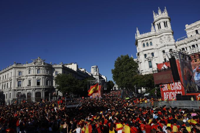 Ob palači Cibeles je zbrana ogromna množica navijačev. | Foto: Reuters