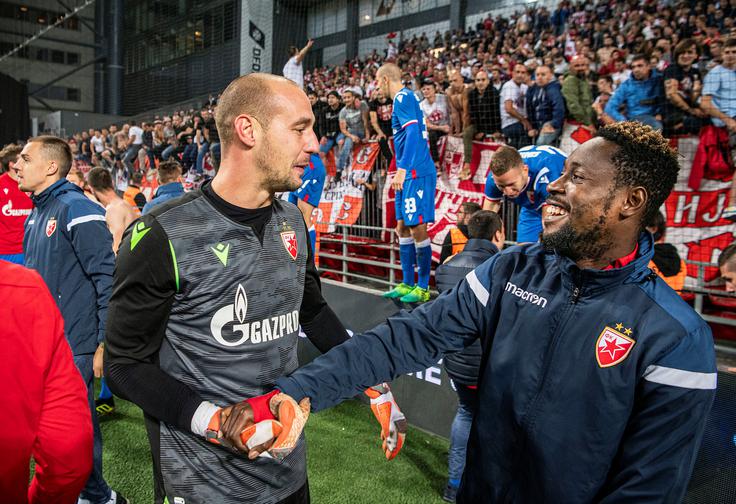Vratar Crvene zvezde Milan Borjan (levo) in Richard Boakye, strelec edinega zadetka za goste v rednem delu tekme, nista skrivala dobre volje. | Foto: Reuters