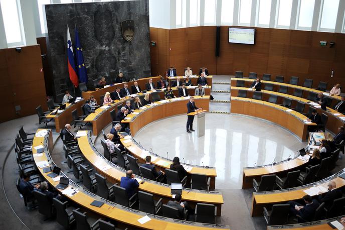 državni zbor | "Ko nekdo zlorabi funkcijo, prejema podkupnino ali goljufa na volitvah, naj mu zakon ne daje še druge možnosti, da upravlja državo. V vseh drugih poklicih to velja. Tudi v politiki mora," poudarja podpredsednik Gibanja Svoboda Mladi Blaž Juren. | Foto STA