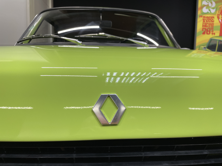Tak je bil znak Renaulta na čisto prvem renaultu 5, a smo ga smeli uporabljati le malo časa. | Foto: Gregor Pavšič