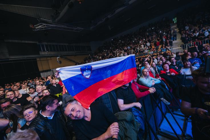 Koncert se je začel s skladbo Samo milijon, ob kateri so plapolale slovenske zastave. | Foto: Žan Zajc, Sven Martič