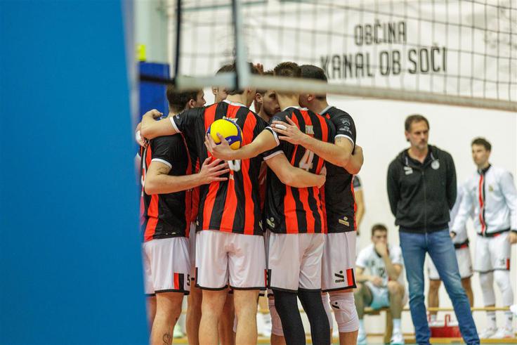 "Proti njim moraš igrati popolno, v svojem sistemu. Iskati moraš priložnosti in jih izkoristiti, ko se ponudijo, saj bo ACH Volley na to tekmo prišel s povsem drugačno miselnostjo, kot prihaja na tekme državnega prvenstva," je pred večerno tekmo dejal trener Kanalcev Gregor Jerončič. | Foto: CEV