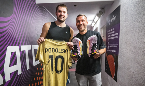 Dončić legendarnega Nemca obdaril s športnimi copati #video