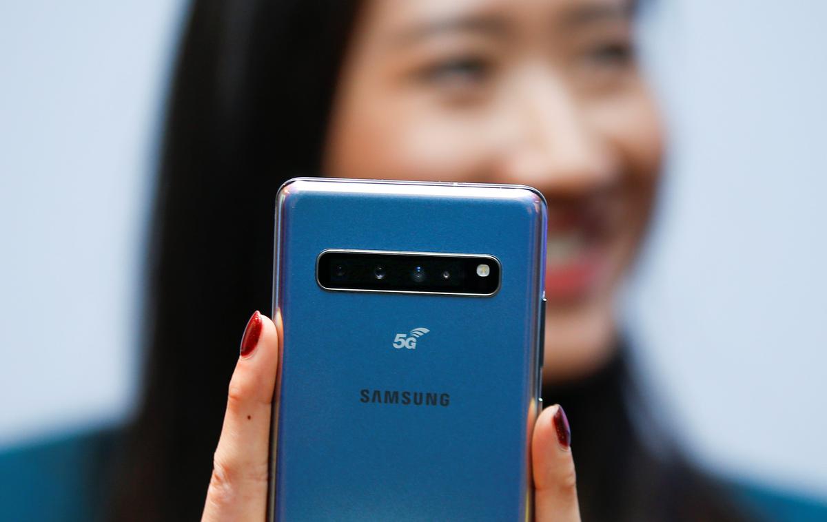 Galaxy S10+ 5G | Samsungova serija pametnih telefonov S10 (na sliki) bo 11. februarja dobila naslednika, a zaradi koronavirusa bo dobava dodatne opreme zanjo najverjetneje zamujala. | Foto Reuters