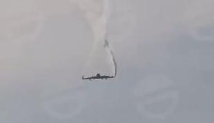 Dramatični posnetki: Natovo letalo pred strmoglavljenjem razpadlo #video