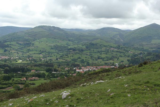 Óscar prihaja iz vasi Molledo (na fotografiji), ki spada v špansko provinco Cantabria, katere glavno mesto je okoli 60 kilometrov oddaljeni Santander. | Foto: osebni arhiv/Lana Kokl