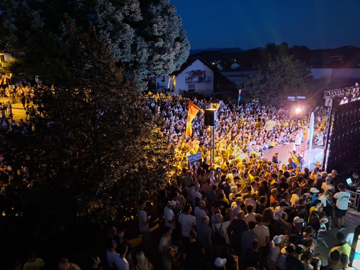 Samo poglejte to množico na znamenitem krožišču v Komendi. Vsi za Tadeja Pogačarja. | Foto: Sportal