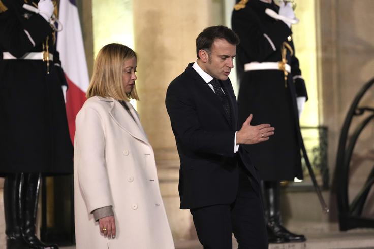 Če za italijansko premierko pravijo, da je Trumpova evropska prišepetovalka, pa ima slabše odnose s francoskim predsednikom Emmanuelom Macronom. Ta v nasprotju z njo zagovarja odločno evropsko politiko do Trumpa, tudi do njegove carinske vojne. | Foto: Guliverimage