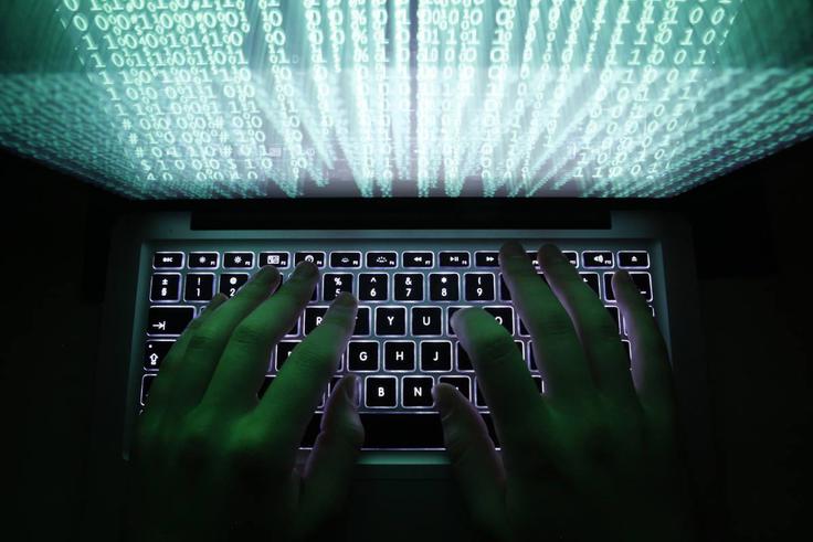 Storilci s svojo žrtvijo pogosto navežejo tudi oseben stik in želene podatke od nje izvabijo s spretno komunikacijo. Temu pravimo družbeni inženiring – žrtev se pri tem pogosto ne zaveda, da je sogovorniku posredovala osebne podatke. | Foto: Reuters