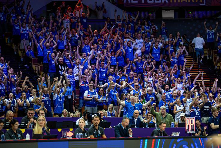 Islandci imajo ves čas bučno podporo s tribun. | Foto: Guliverimage