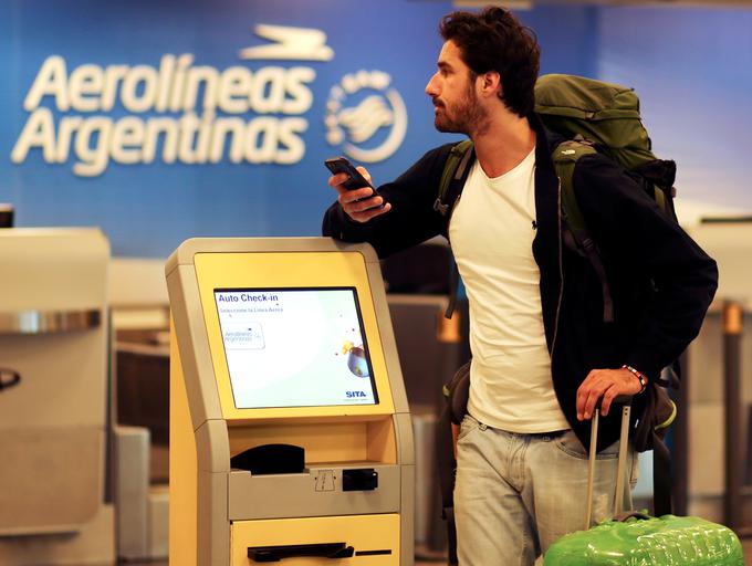 Argentinska vlada namerava zaustaviti vse domače in mednarodne letalske povezave do septembra, a ekonomisti opozarjajo, da turizem prispeva okoli desetino vseh prihodkov argentinskemu gospodarstvu. | Foto: Reuters