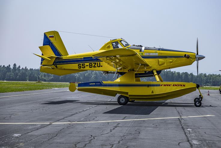 Air tractor je namenjen gašenju požarov v naravi.  | Foto: Ana Kovač