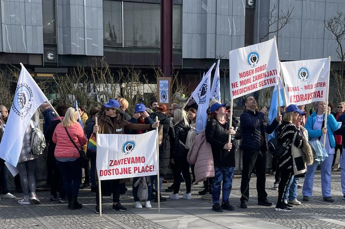Protestni shod zaposlenih v zdravstveni negi, ki ga pripravlja Sindikat delavcev v zdravstveni negi Slovenije. | Foto: Žiga Krančan